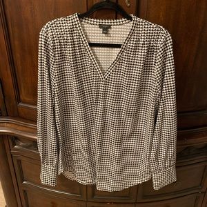 Ann Taylor 🧿 Houndstooth blouse 🧿